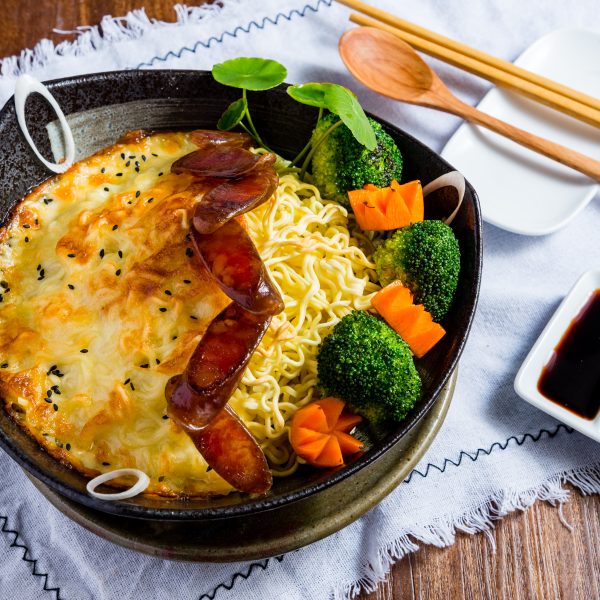 Mì cay lạp xưởng phủ phô mai đút lò