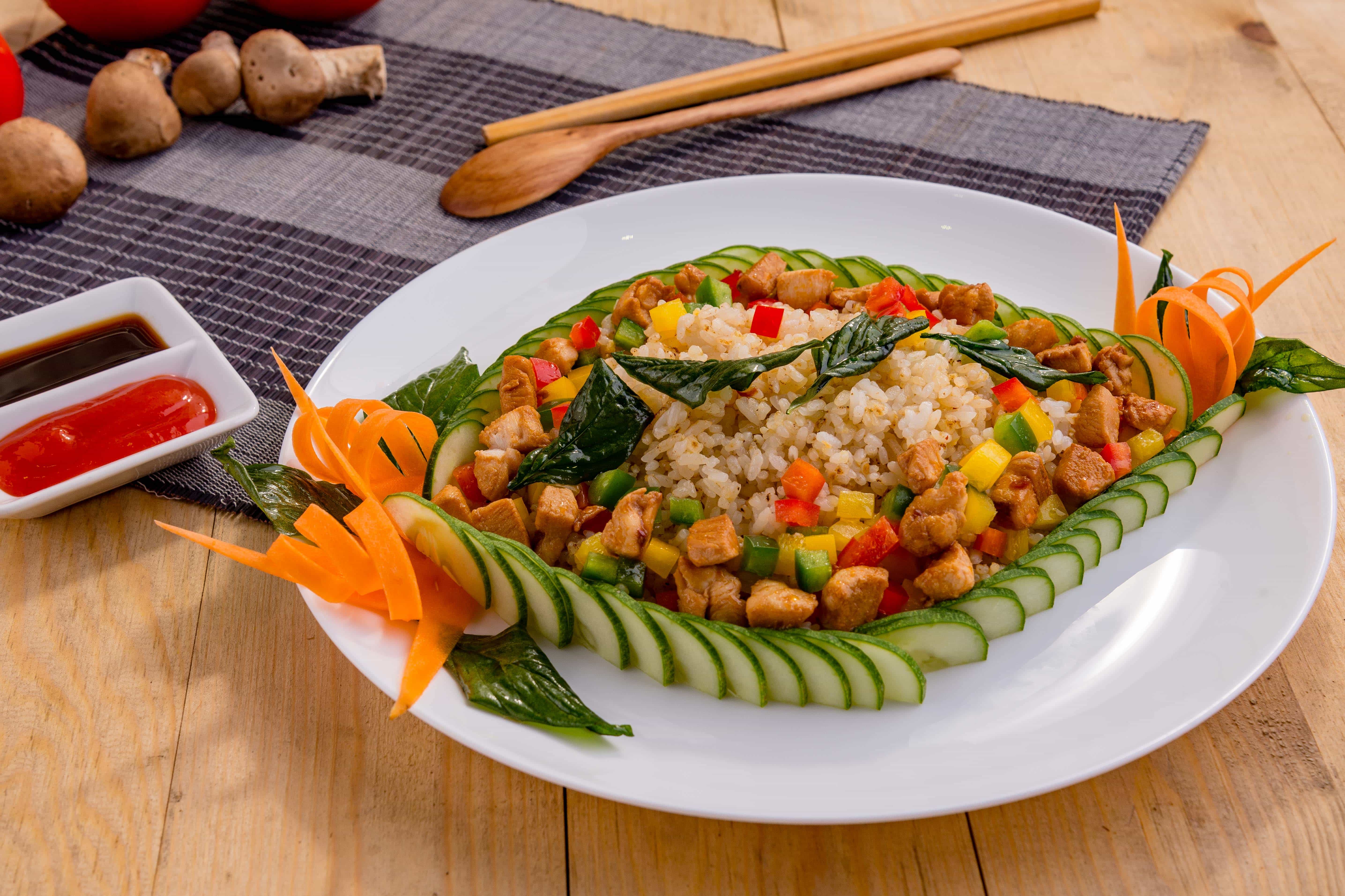 Cơm gà chiên lá quế cay